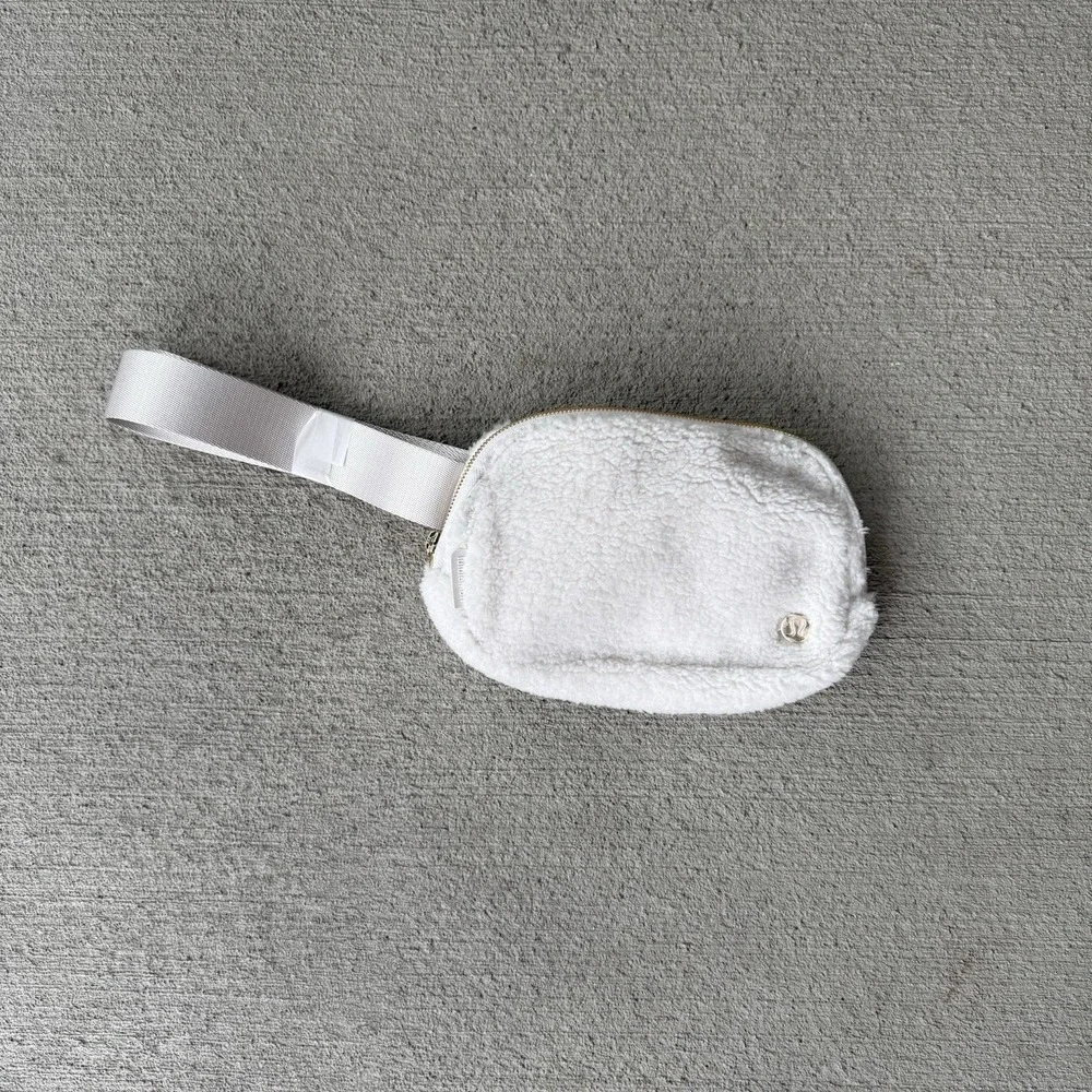 Lululemon Everywhere Belt Bag Fleece White Gold Zipper‎ Logo Strap 1L OS